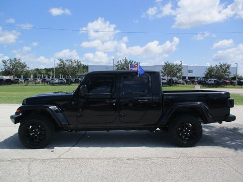 Used 2022 Jeep Gladiator Sport AWD/4WD image 4