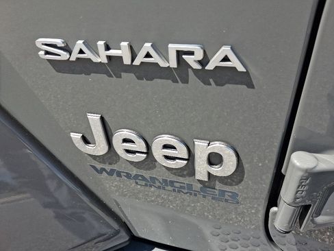 Used 2019 Jeep Wrangler Unlimited Sahara AWD/4WD image 13