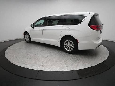 Certified 2024 Chrysler Pacifica Touring-L image 12