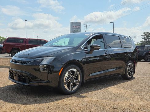 New 2027 Chrysler Pacifica Limited FWD image 1