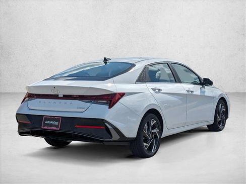 Used 2024 Hyundai Elantra Limited image 2