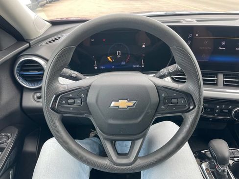 Used 2025 Chevrolet Trax LT FWD image 20