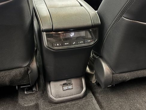 Used 2025 Toyota Highlander XLE AWD/4WD image 32