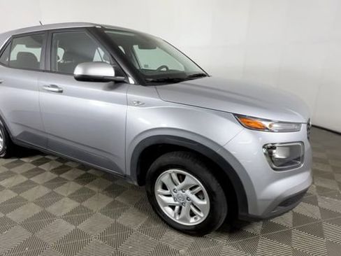 Used 2025 Hyundai Venue SE FWD image 2