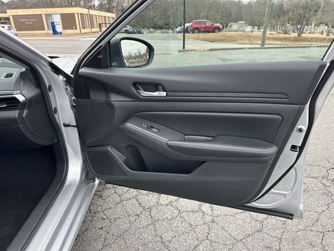 Used 2024 Nissan Altima 2.5 SV image 16