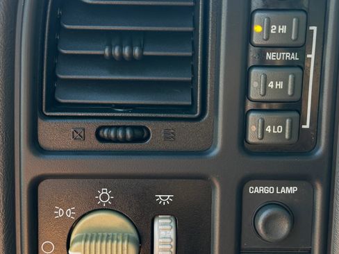 Used 2002 Chevrolet Avalanche 4x4 w/ Off-Road Suspension Pkg image 16