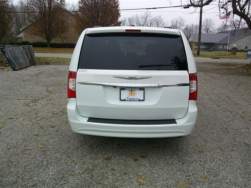 Used 2016 Chrysler Town & Country Touring image 4