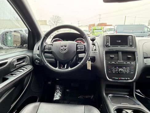 Used 2019 Dodge Grand Caravan SXT w/ Driver Convenience Group image 18