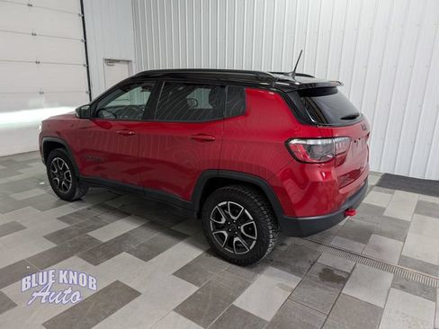 Used 2025 Jeep Compass Trailhawk AWD/4WD image 2
