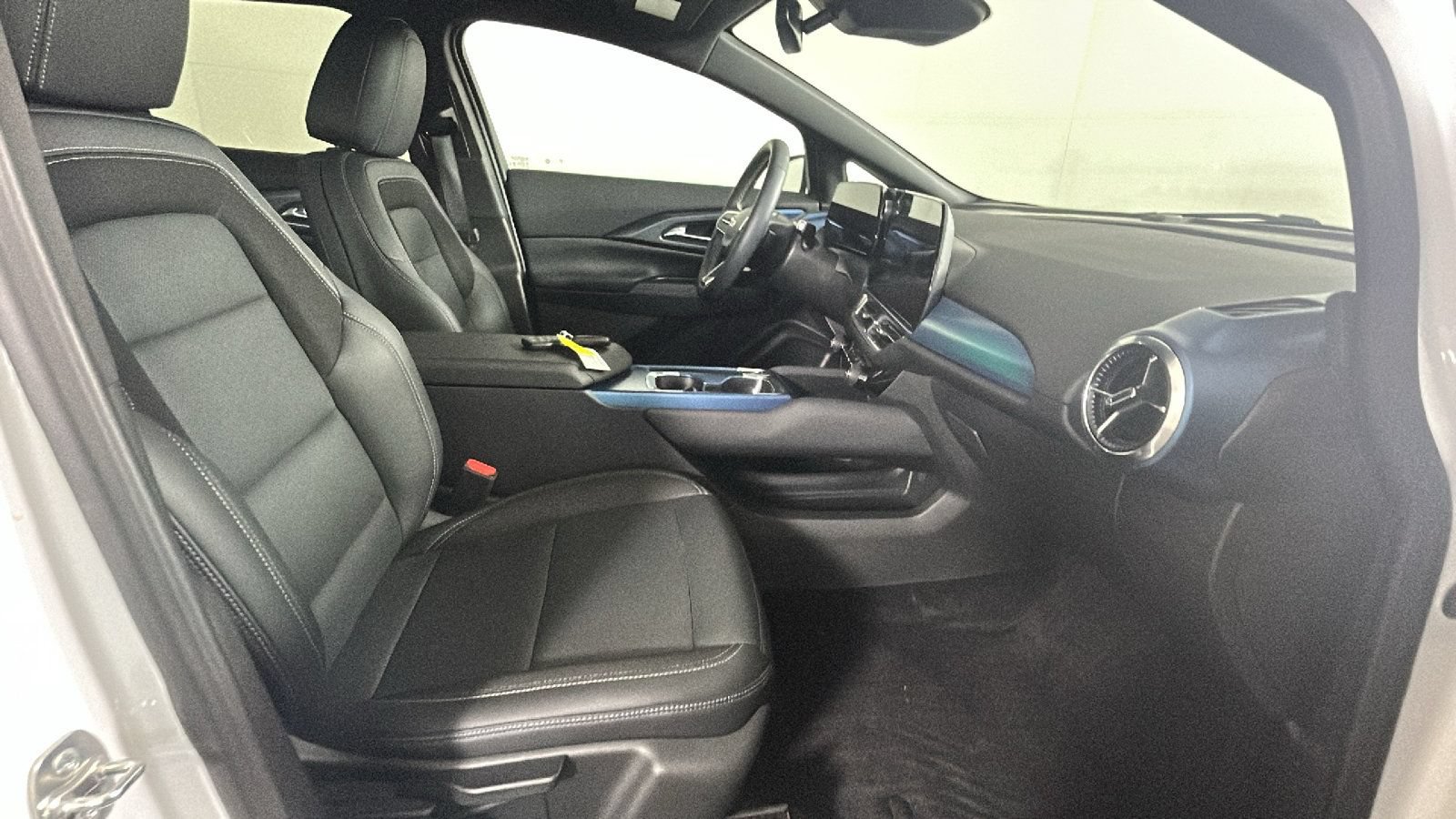 Used 2024 Chevrolet Equinox EV LT w/ LPO, All-Weather Mat Package FWD image 32