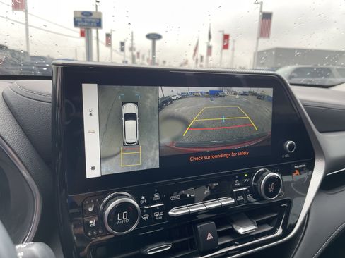 Used 2024 Toyota Highlander Platinum image 26