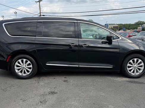 Used 2018 Chrysler Pacifica Touring-L FWD image 7
