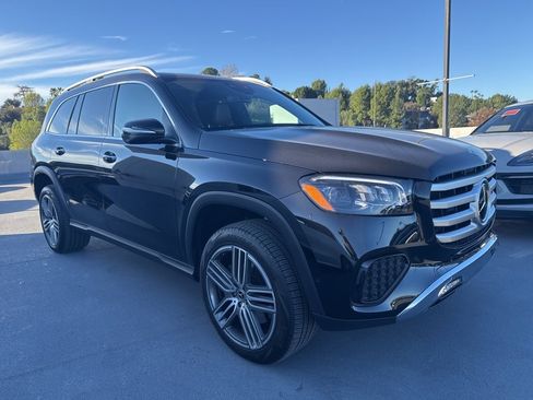 Used 2025 Mercedes-Benz GLS 450 4MATIC image 3