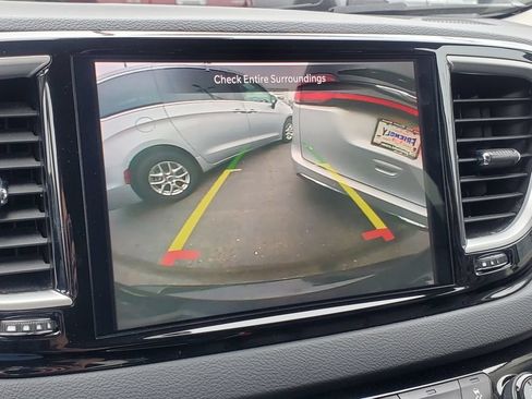 Used 2024 Chrysler Pacifica Touring-L FWD image 19
