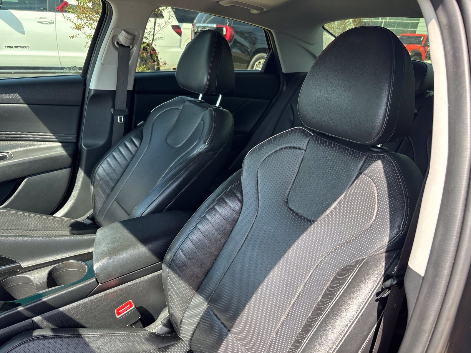 Used 2023 Hyundai Elantra Limited w/ Preferred Accessory Package FWD image 17