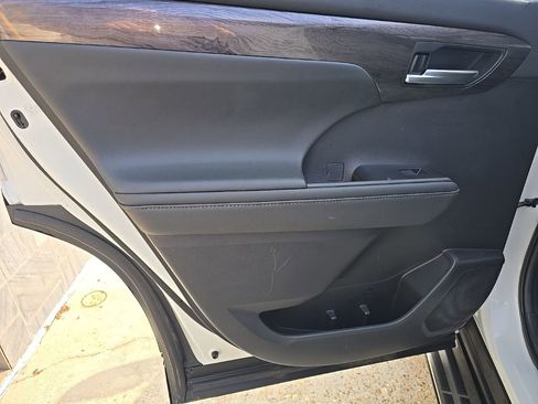 Used 2020 Toyota Highlander Limited image 26