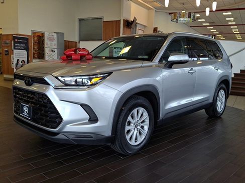 Used 2025 Toyota Grand Highlander AWD image 3