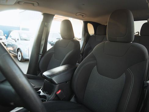 Used 2019 Jeep Cherokee Latitude w/ Popular Appearance Group image 5