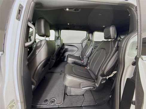 New 2026 Chrysler Pacifica Select image 23