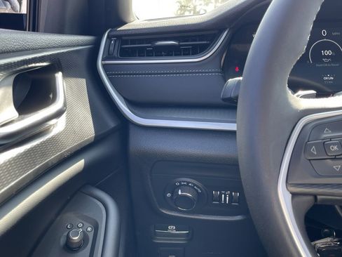 New 2025 Jeep Grand Cherokee L Altitude image 32