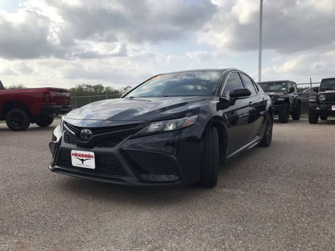Used 2022 Toyota Camry SE image 3