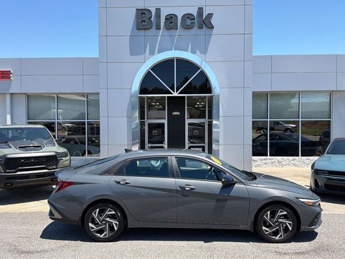 Used 2025 Hyundai Elantra Sport FWD image 3