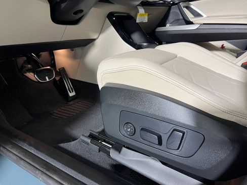 Used 2025 BMW X2 xDrive28i w/ Premium Package image 13