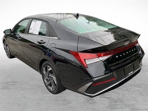 Certified 2025 Hyundai Elantra SEL w/ Cargo Package FWD image 5