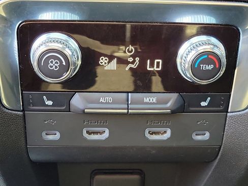 Used 2021 GMC Yukon Denali w/ Denali Ultimate Package AWD/4WD image 16