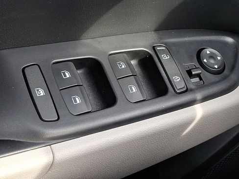 Used 2023 Hyundai Venue SEL image 26