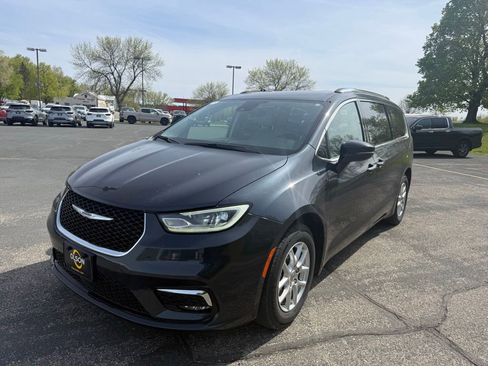 Used 2021 Chrysler Pacifica Touring-L FWD image 1
