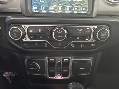 Used 2019 Jeep Wrangler Unlimited Sahara w/ Uconnect 4C Nav & Sound Group AWD/4WD image 24
