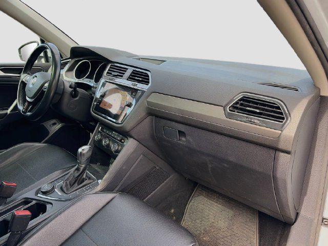 Used 2018 Volkswagen Tiguan SEL AWD/4WD image 18