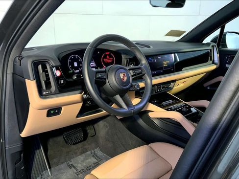 Used 2025 Porsche Cayenne image 4