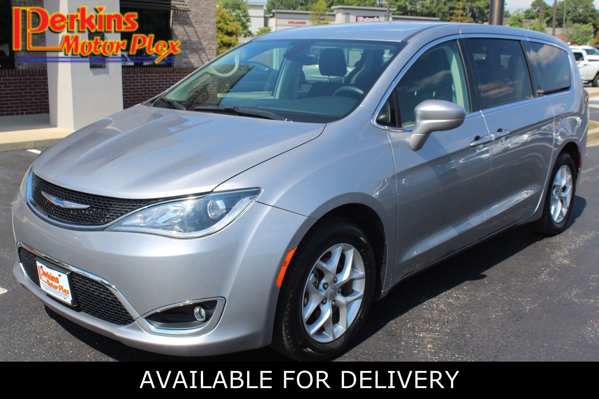 Used 2019 Chrysler Pacifica Touring Plus w/ Tire & Wheel Group FWD image 1
