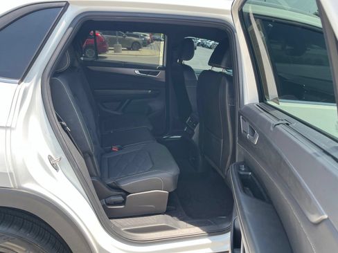 Certified 2024 Volkswagen Atlas Cross Sport SE FWD image 32