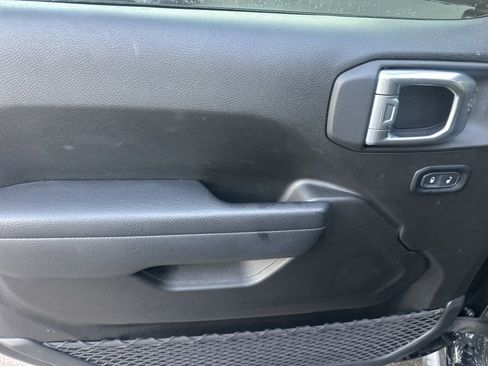 Used 2024 Jeep Gladiator Rubicon w/ Technology Group image 17