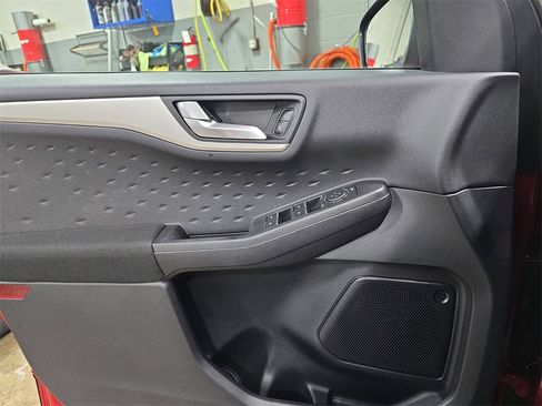 Used 2020 Ford Escape SE image 23