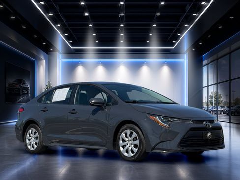 Used 2023 Toyota Corolla LE FWD image 2