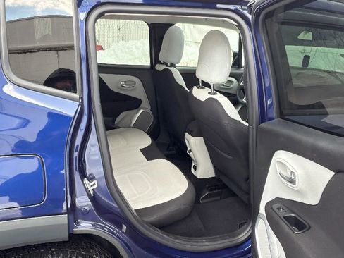 Used 2018 Jeep Renegade Latitude w/ Popular Equipment Group image 26