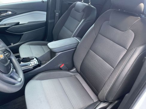 Used 2025 Chevrolet Trax LT image 35