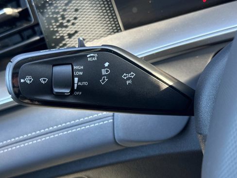 Used 2025 Volkswagen Tiguan SE image 9