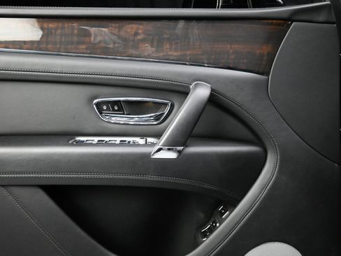 Used 2019 Bentley Bentayga image 49
