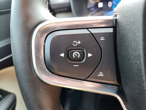 Certified 2025 Volvo XC40 B5 Plus AWD/4WD image 33