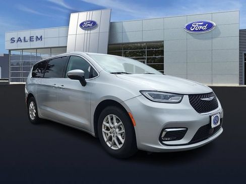 Used 2023 Chrysler Pacifica Touring-L FWD image 1