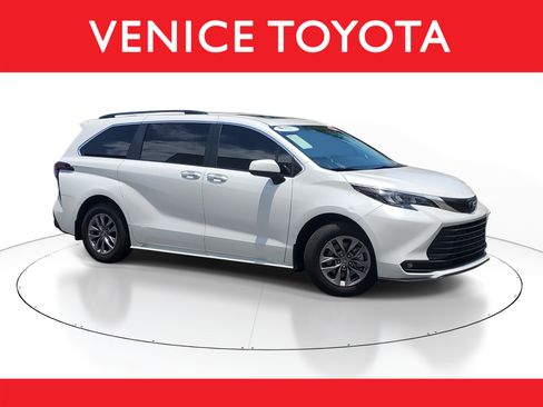 Used 2025 Toyota Sienna XLE FWD image 1