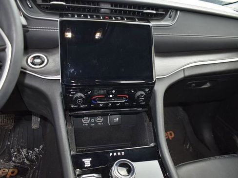 Used 2023 Jeep Grand Cherokee Limited image 15