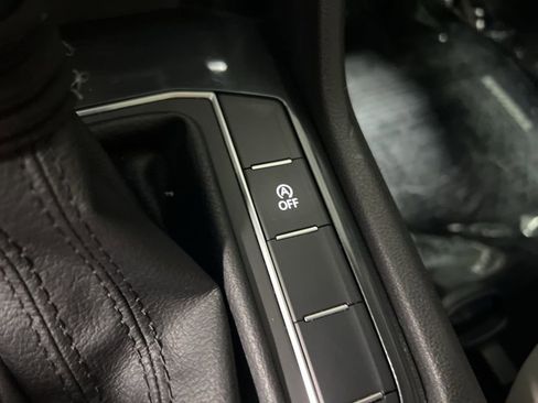 Used 2019 Volkswagen Tiguan SE image 33