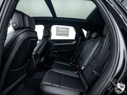 Certified 2025 Porsche Cayenne image 24