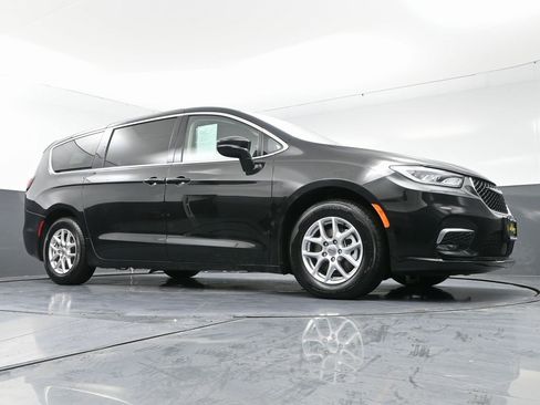 Used 2024 Chrysler Pacifica Touring-L image 48